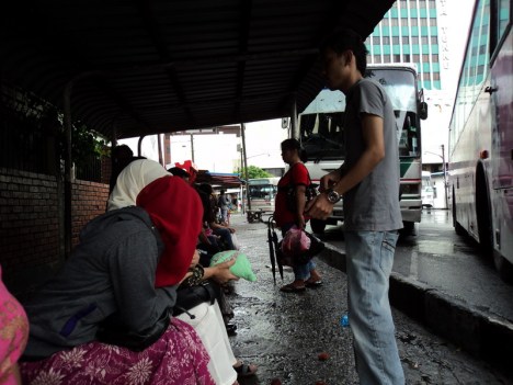 Stasiun Bus Di Jalan Oleander