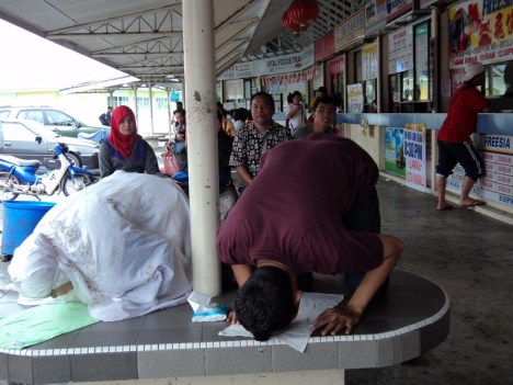 Sholat di Terminal Bus Miri