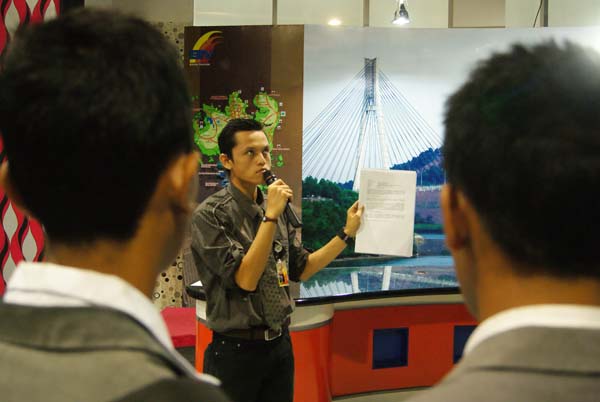 Menerangkan cara membaca berita