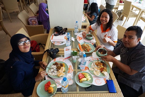 Bu Ripka bersama Duo Blogger asal Batam & Bintan Menikmati Cemilan :p