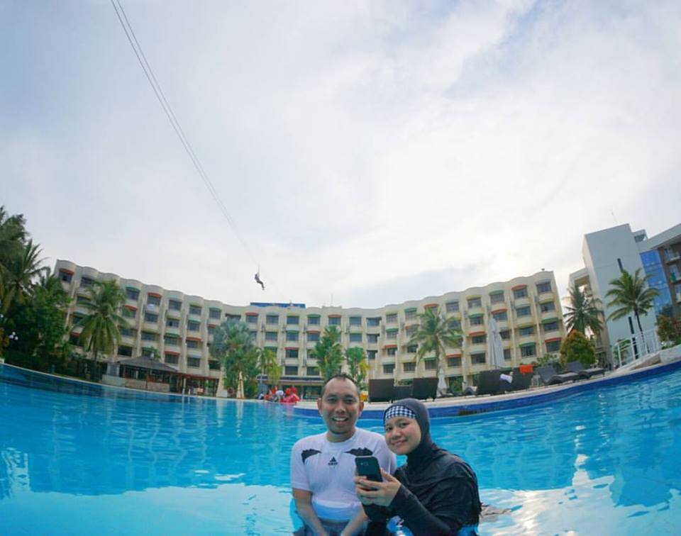 Berendam Manja sambil Dilewati Rubah Terbang