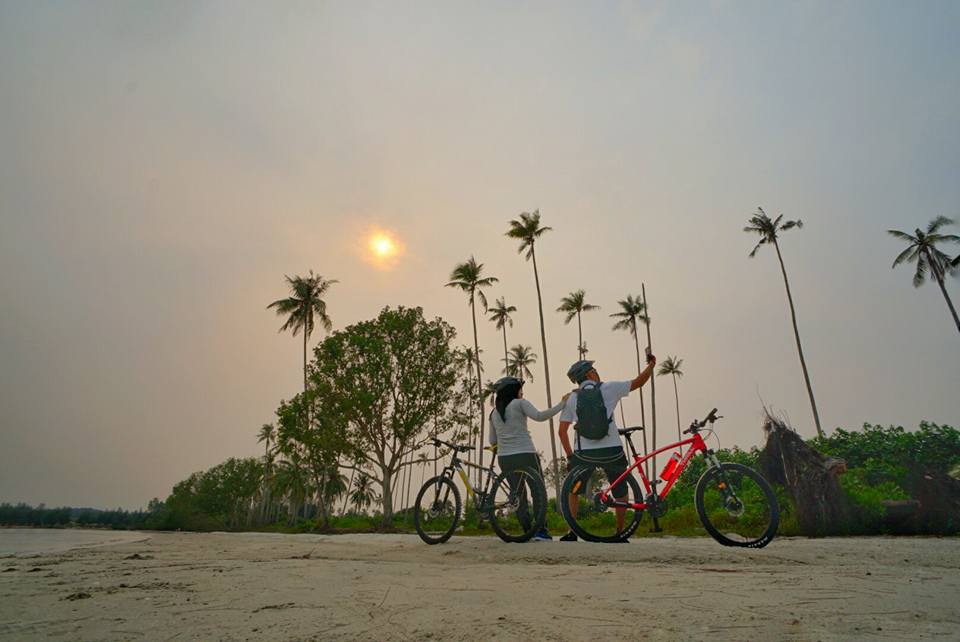 Menikmati Sunrise di Lagoi Bay