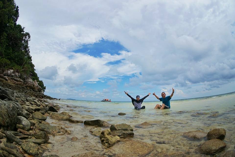 Berendam Manja di Pulau Dedap