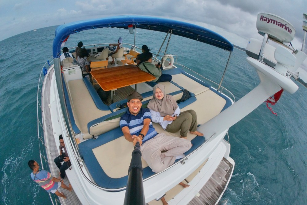 Menyaksikan Lomba dari Kapal